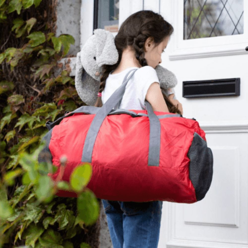 Madlug Gives A Packable Travel Bag To A Child In Care.