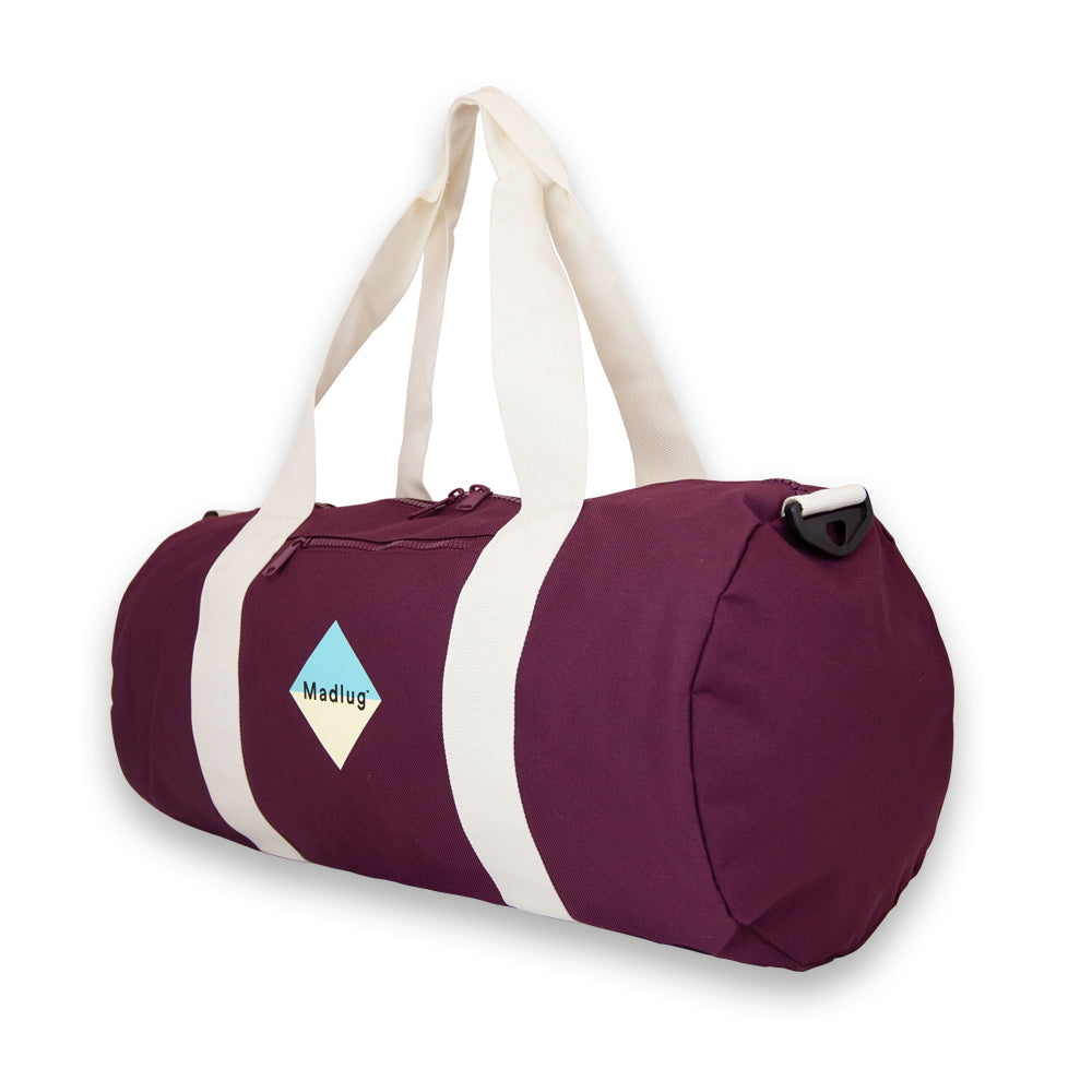 Duffel bag in Burgundy. Side view with logo.