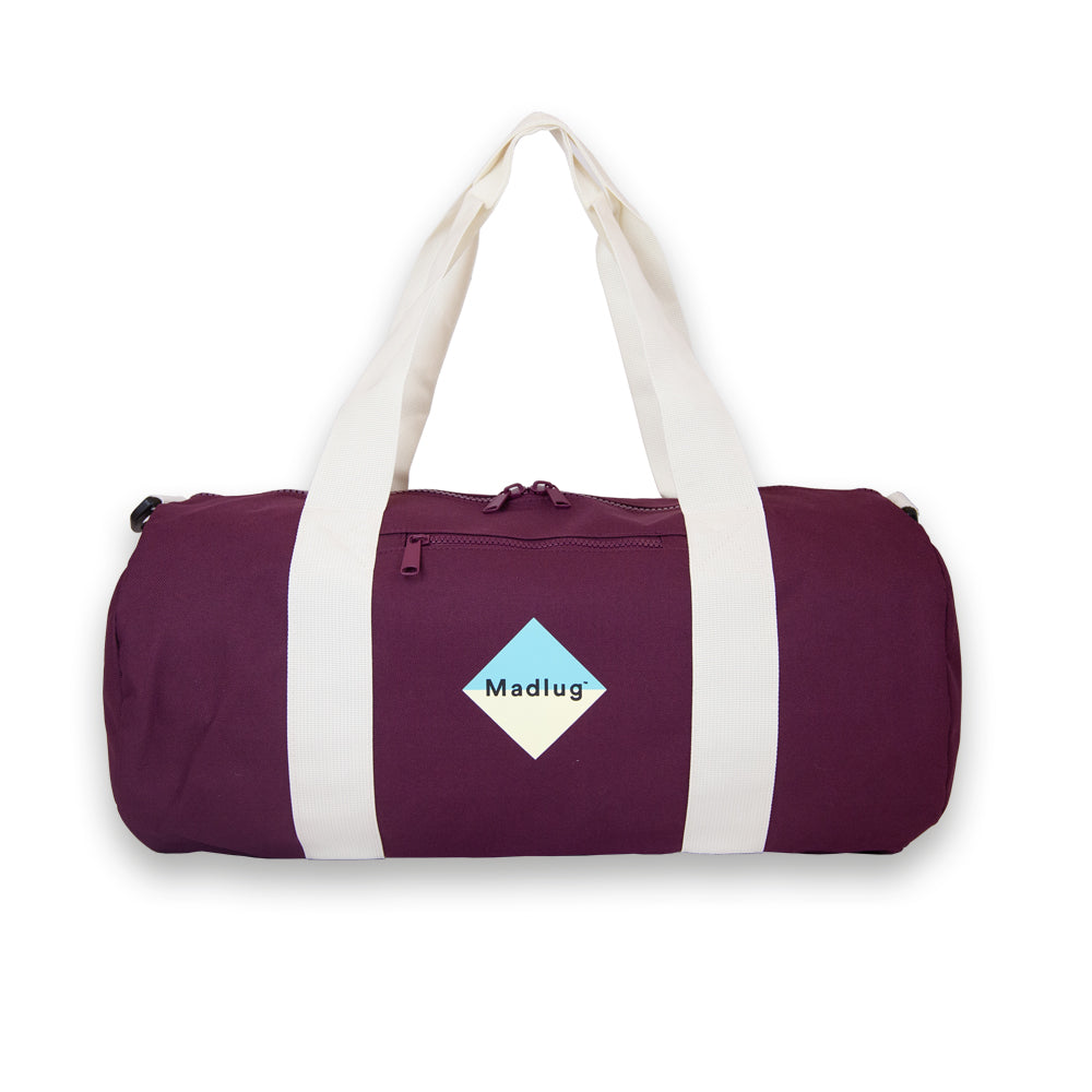 Duffel bag in Burgundy. Front view with logo.